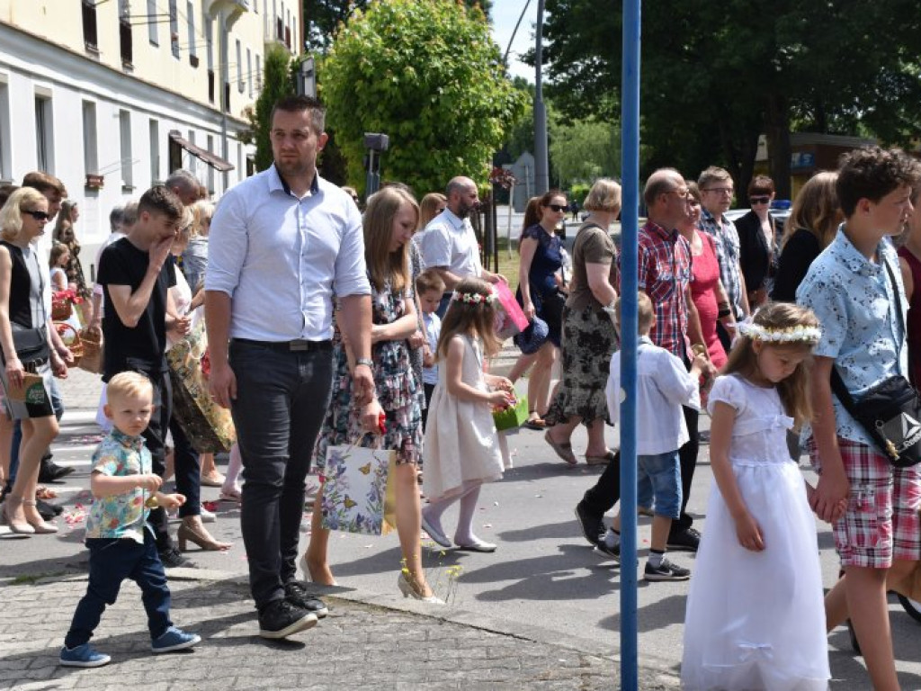 Procesja Bożego Ciała w Nowej Dębie [zdjęcia]