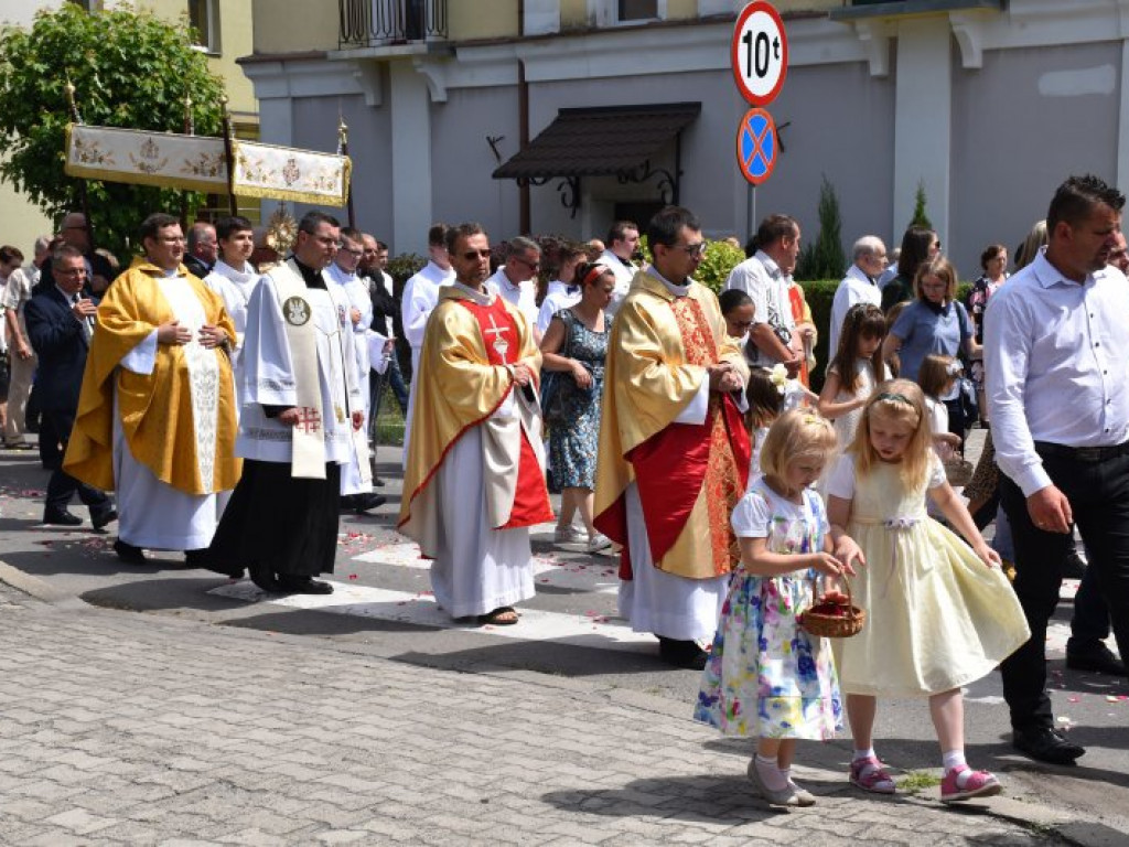 Procesja Bożego Ciała w Nowej Dębie [zdjęcia]