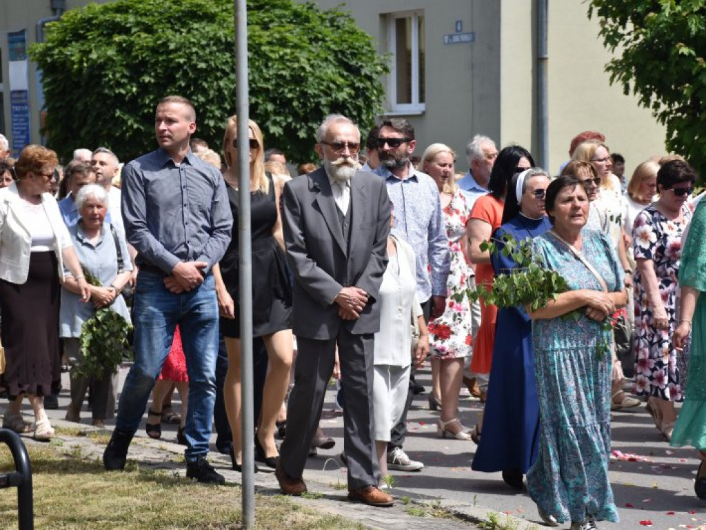 Procesja Bożego Ciała w Nowej Dębie [zdjęcia]