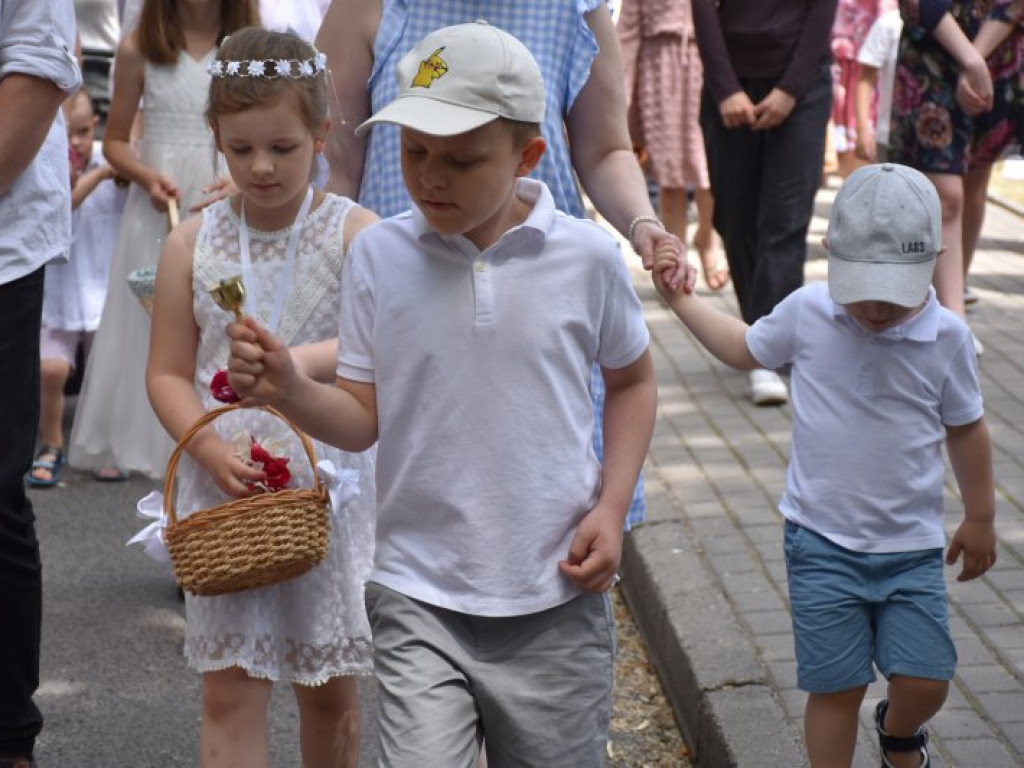 Procesja Bożego Ciała w Nowej Dębie [zdjęcia]