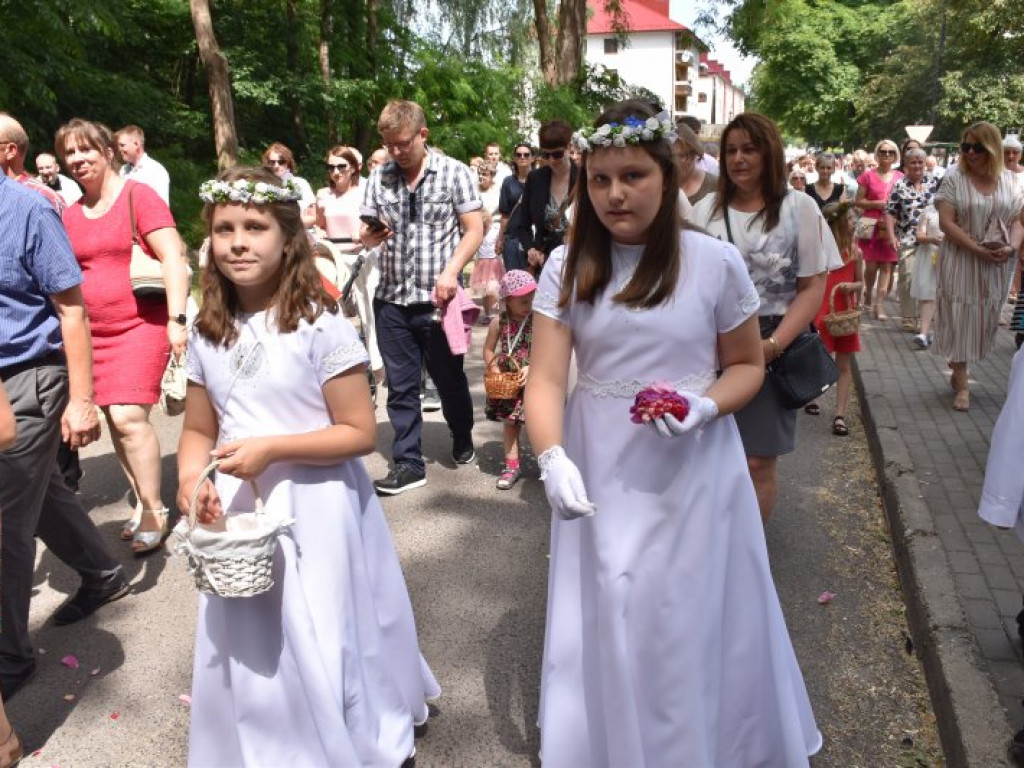 Procesja Bożego Ciała w Nowej Dębie [zdjęcia]