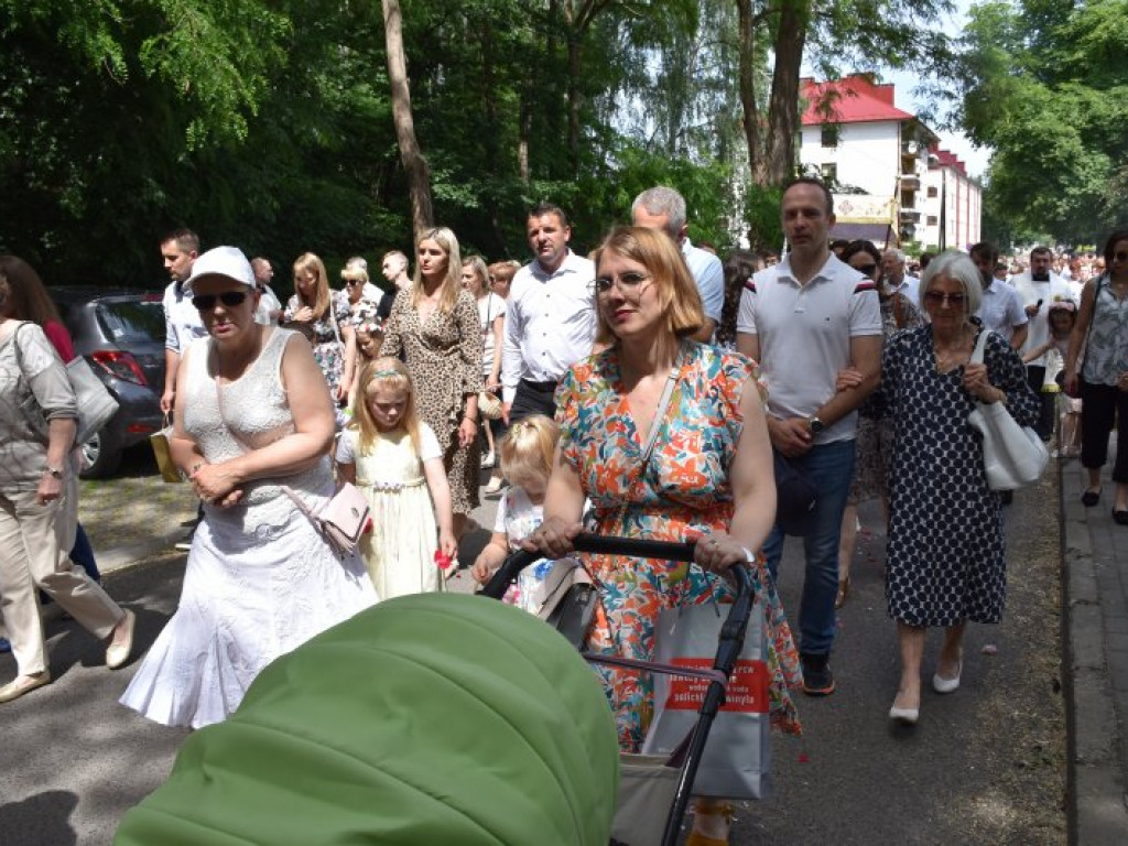 Procesja Bożego Ciała w Nowej Dębie [zdjęcia]