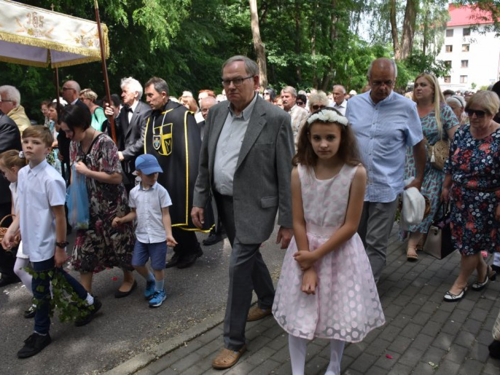 Procesja Bożego Ciała w Nowej Dębie [zdjęcia]