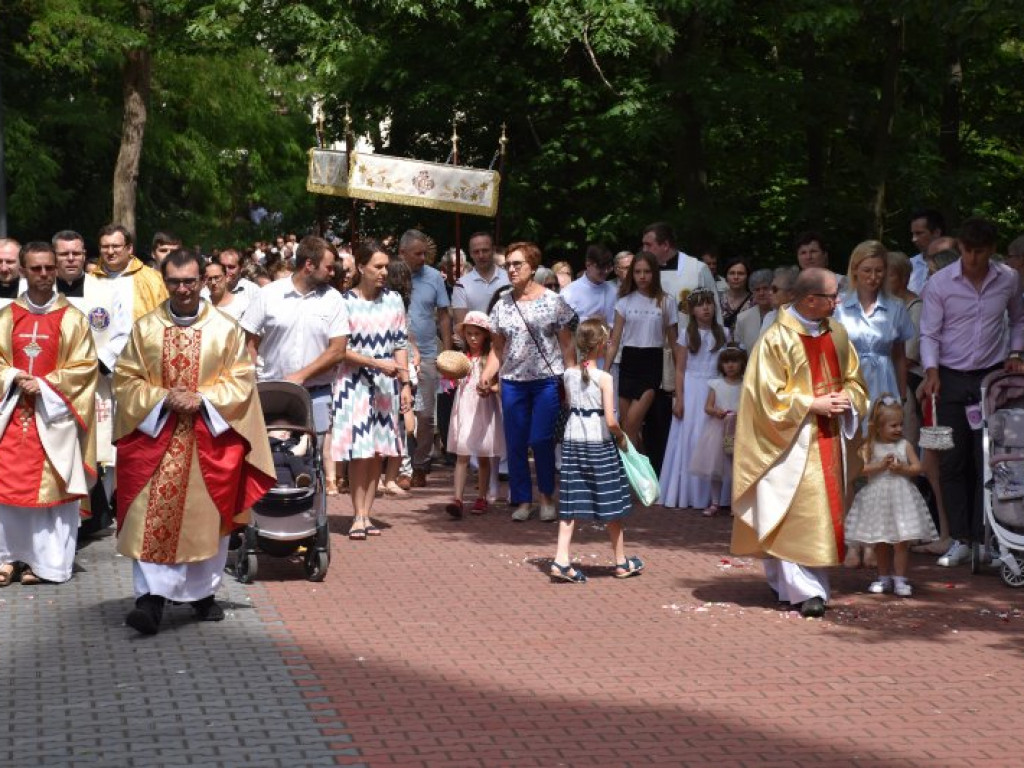Procesja Bożego Ciała w Nowej Dębie [zdjęcia]