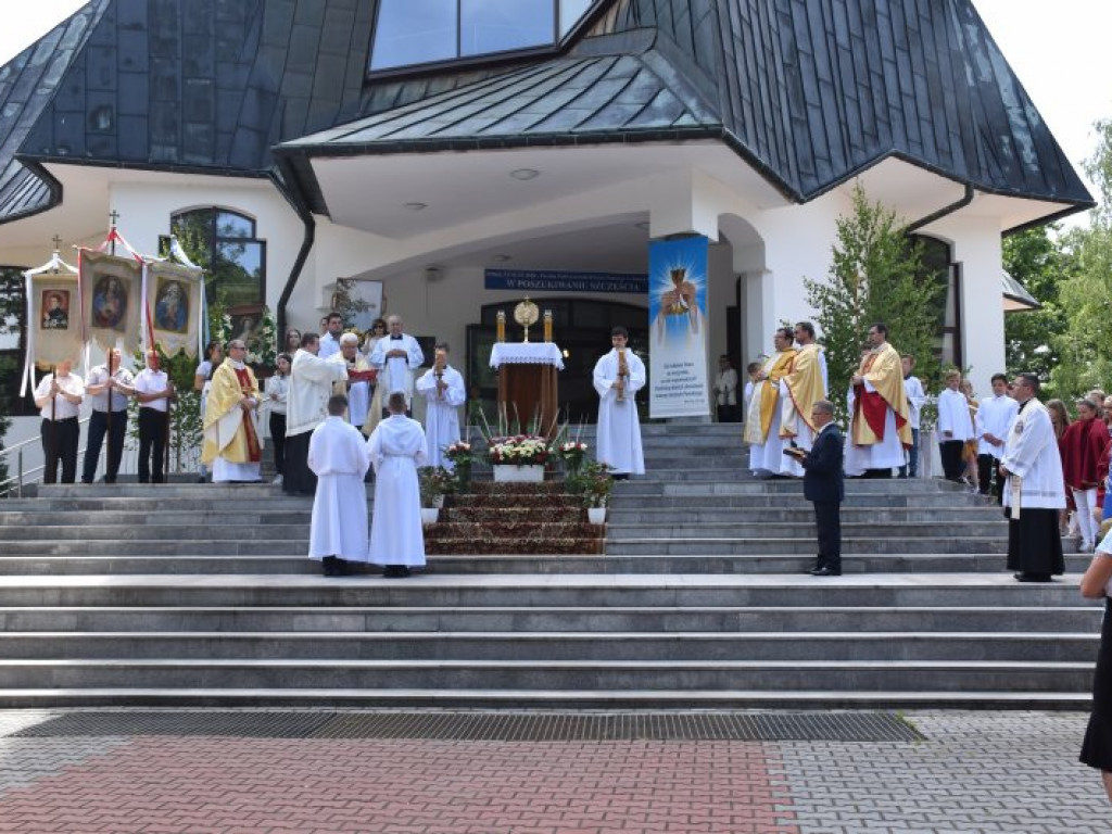 Procesja Bożego Ciała w Nowej Dębie [zdjęcia]