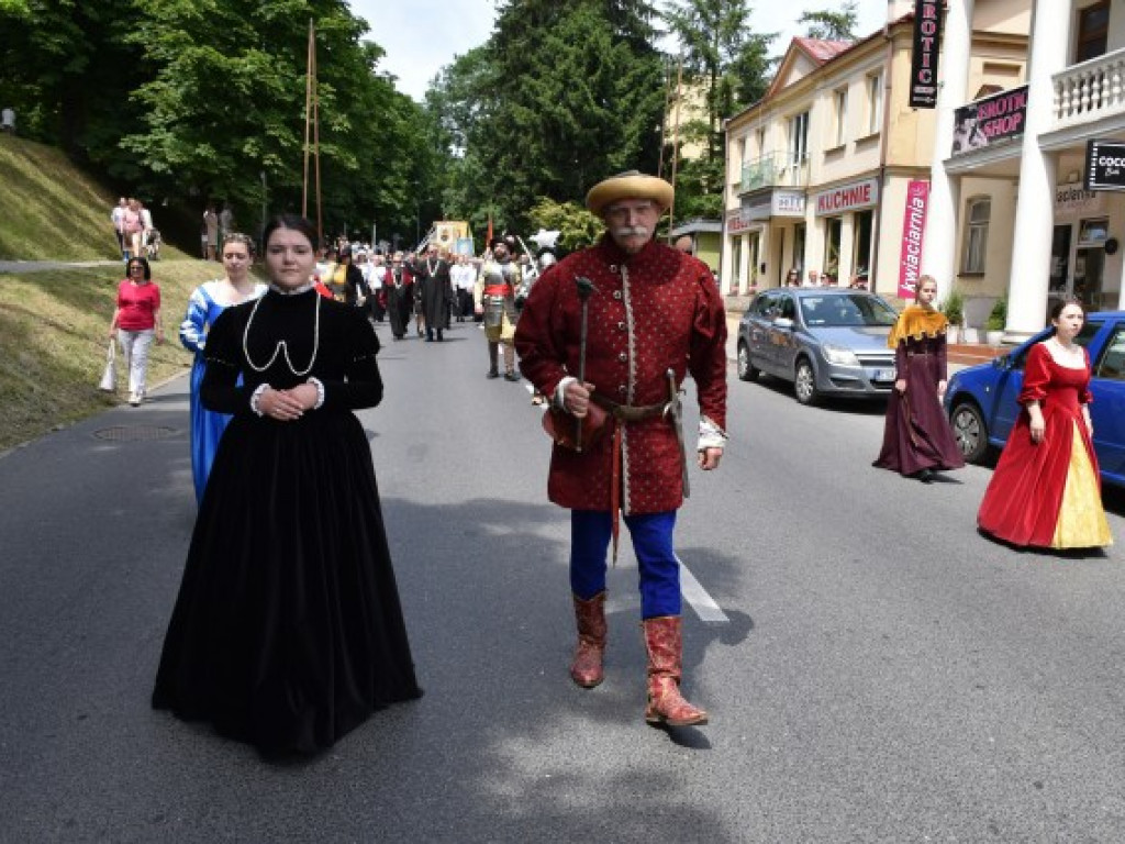 Tłumy sandomierzan na procesji Bożego Ciała [zdjęcia]