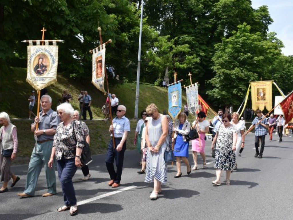 Tłumy sandomierzan na procesji Bożego Ciała [zdjęcia]