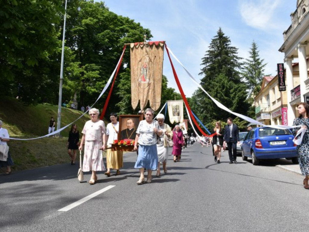 Tłumy sandomierzan na procesji Bożego Ciała [zdjęcia]