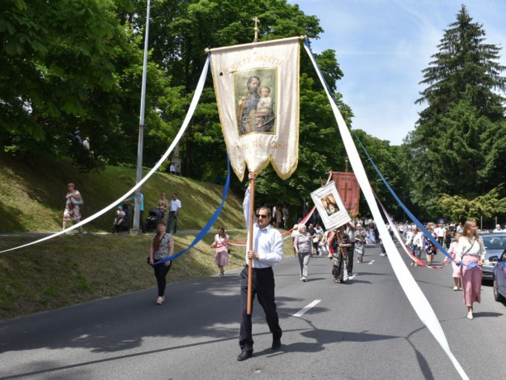 Tłumy sandomierzan na procesji Bożego Ciała [zdjęcia]