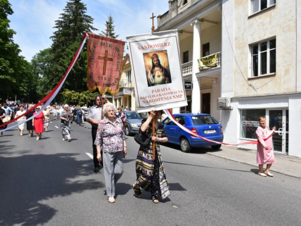 Tłumy sandomierzan na procesji Bożego Ciała [zdjęcia]