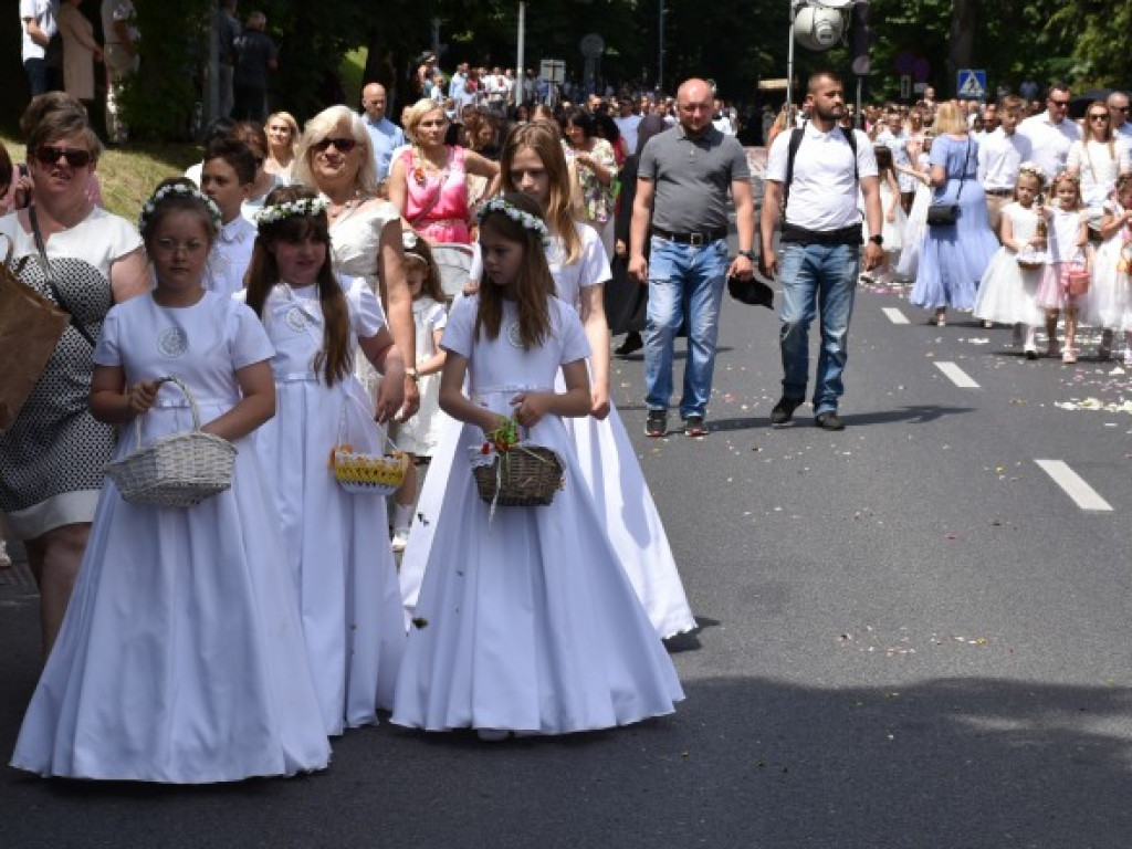 Tłumy sandomierzan na procesji Bożego Ciała [zdjęcia]