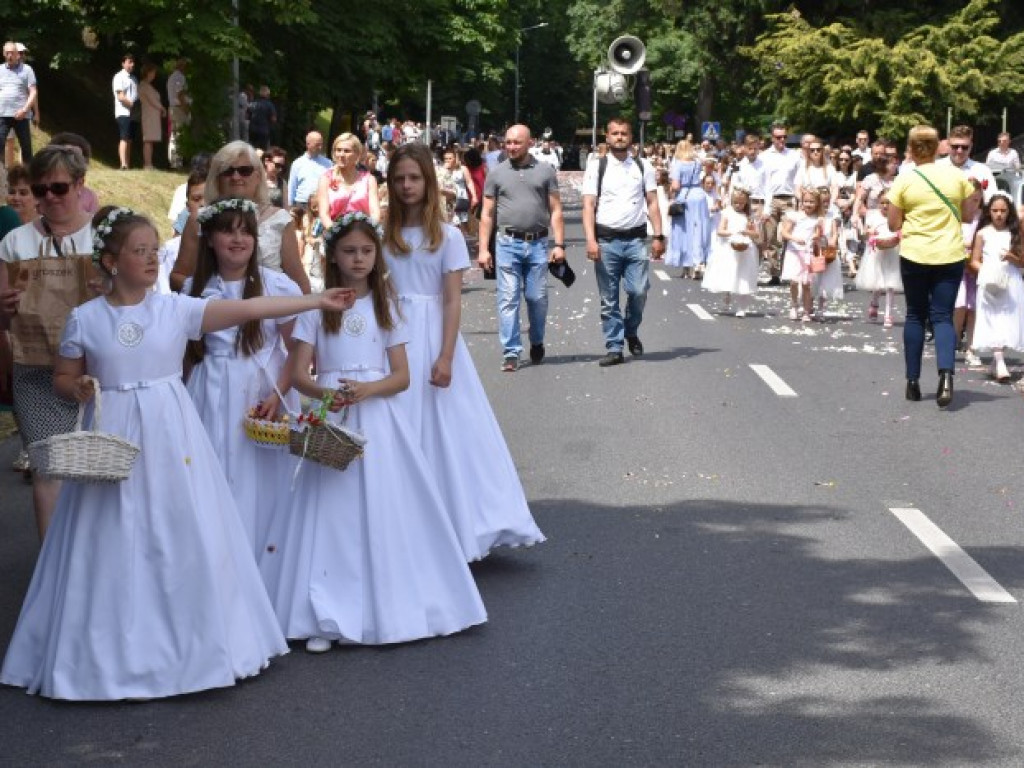Tłumy sandomierzan na procesji Bożego Ciała [zdjęcia]