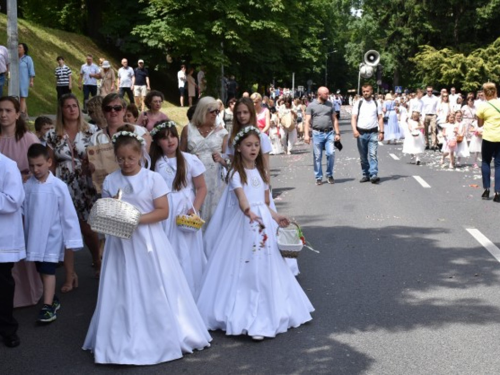 Tłumy sandomierzan na procesji Bożego Ciała [zdjęcia]