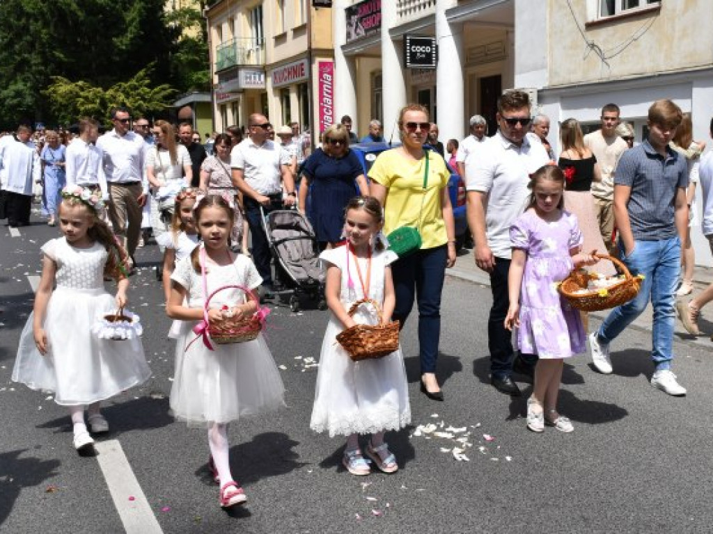 Tłumy sandomierzan na procesji Bożego Ciała [zdjęcia]