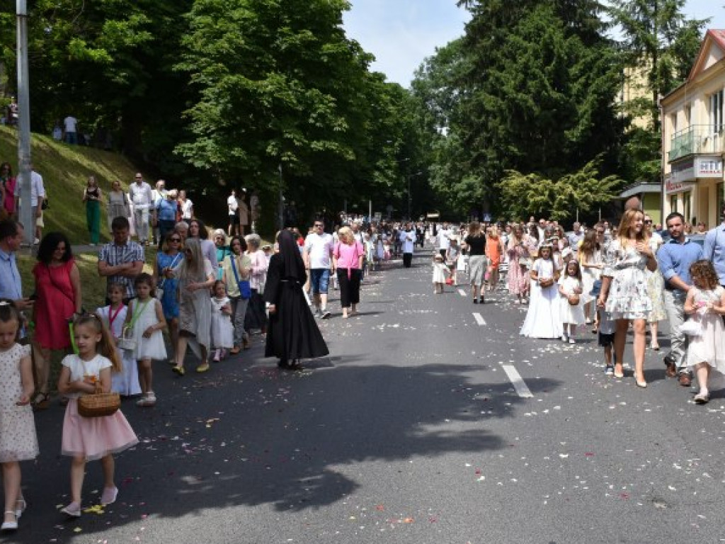 Tłumy sandomierzan na procesji Bożego Ciała [zdjęcia]