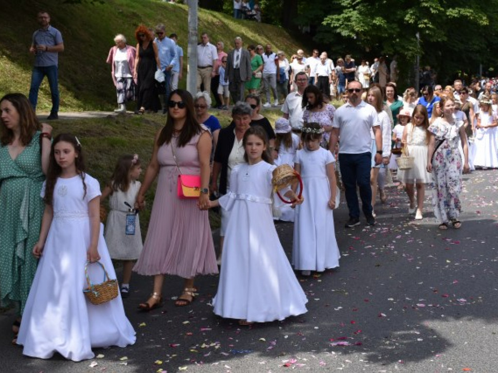 Tłumy sandomierzan na procesji Bożego Ciała [zdjęcia]