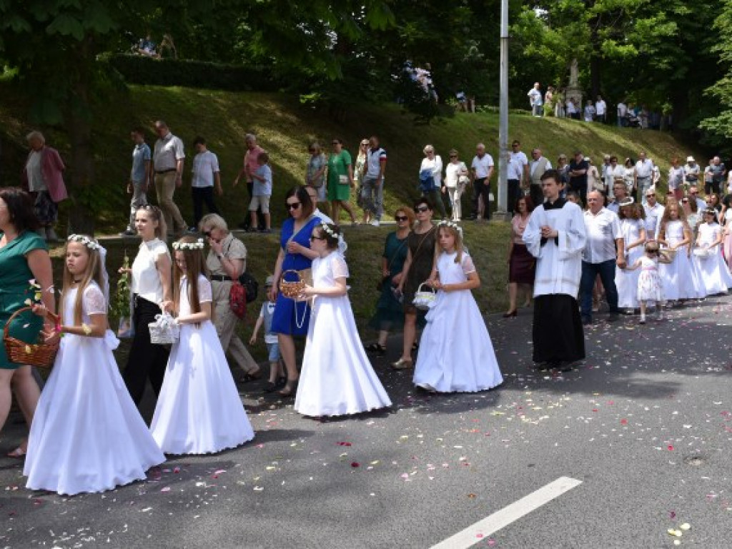 Tłumy sandomierzan na procesji Bożego Ciała [zdjęcia]