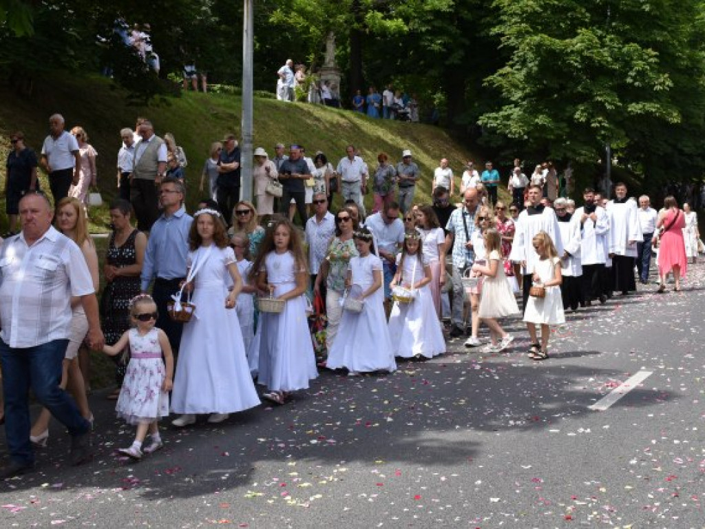 Tłumy sandomierzan na procesji Bożego Ciała [zdjęcia]