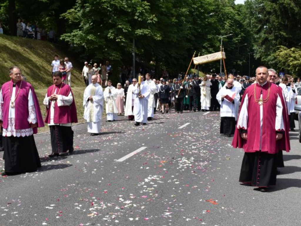 Tłumy sandomierzan na procesji Bożego Ciała [zdjęcia]