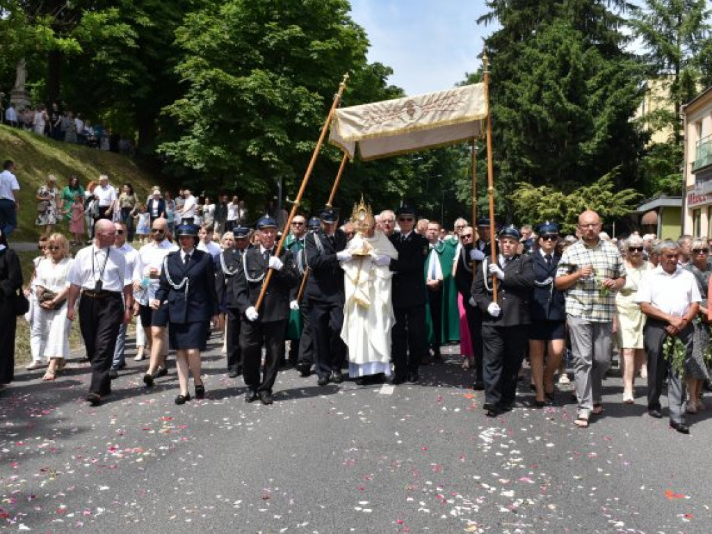 Tłumy sandomierzan na procesji Bożego Ciała [zdjęcia]