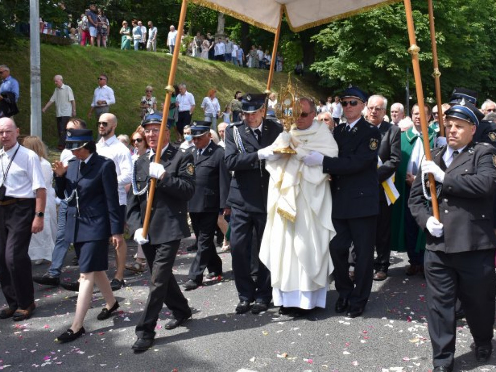Tłumy sandomierzan na procesji Bożego Ciała [zdjęcia]