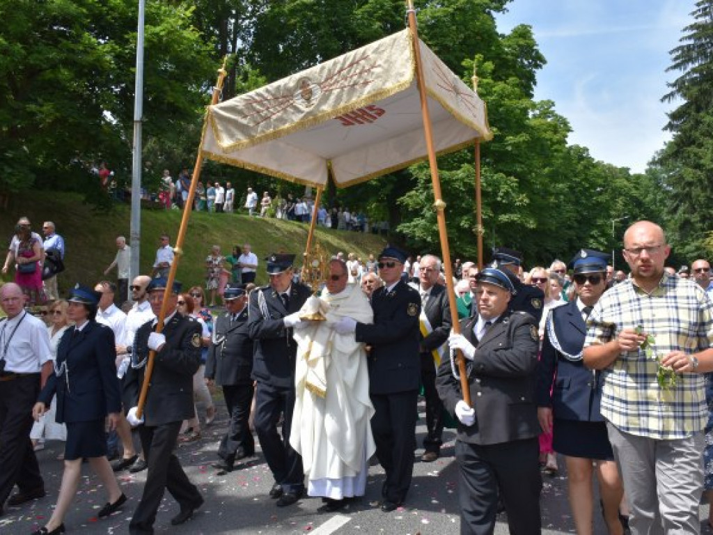 Tłumy sandomierzan na procesji Bożego Ciała [zdjęcia]