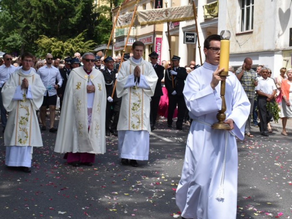Tłumy sandomierzan na procesji Bożego Ciała [zdjęcia]