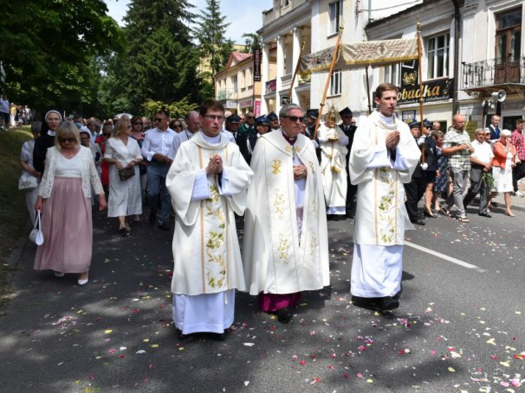 Tłumy sandomierzan na procesji Bożego Ciała [zdjęcia]