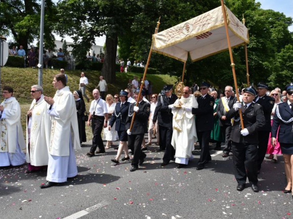 Tłumy sandomierzan na procesji Bożego Ciała [zdjęcia]