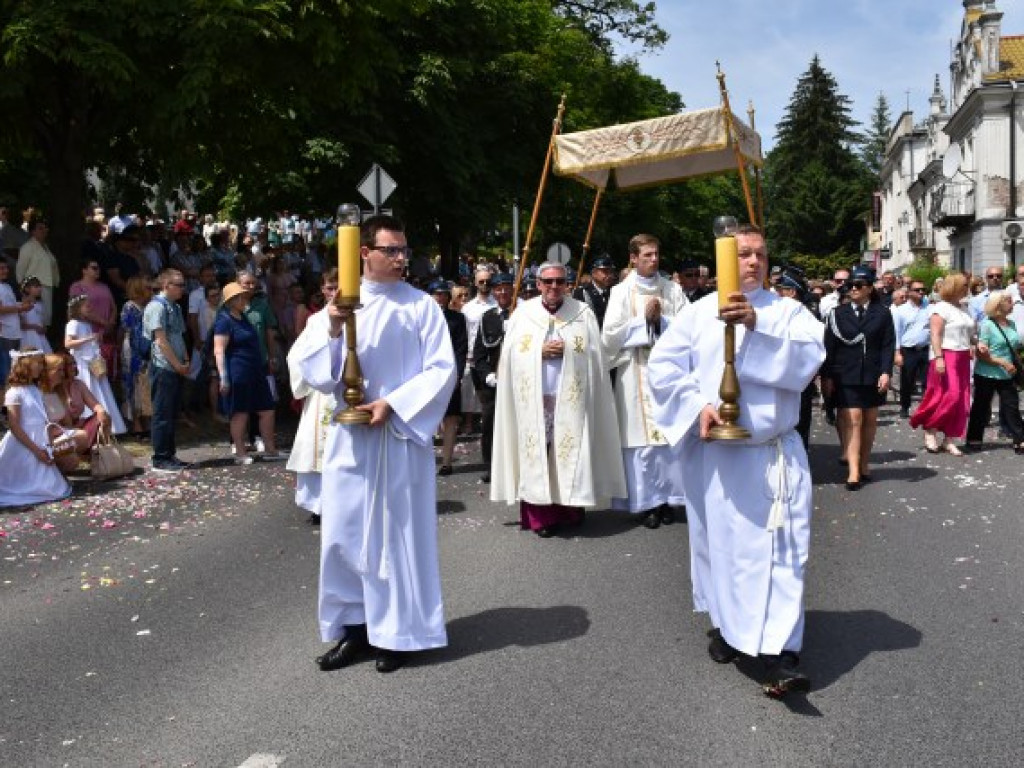 Tłumy sandomierzan na procesji Bożego Ciała [zdjęcia]