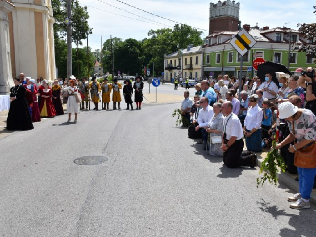 Tłumy sandomierzan na procesji Bożego Ciała [zdjęcia]