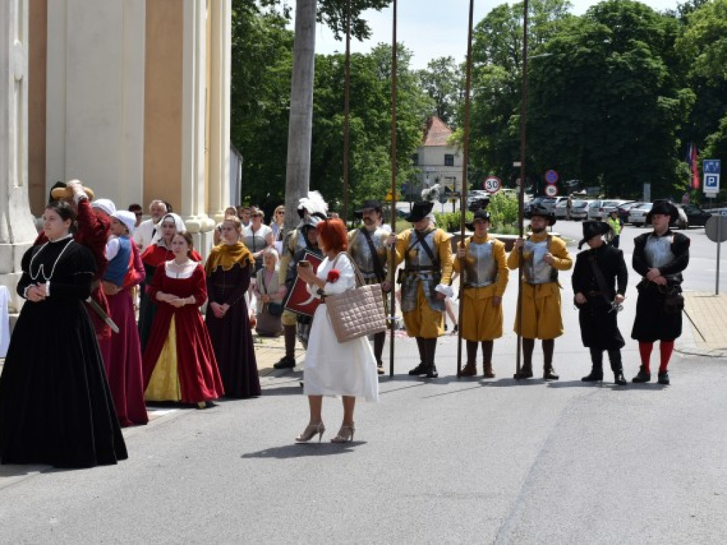 Tłumy sandomierzan na procesji Bożego Ciała [zdjęcia]