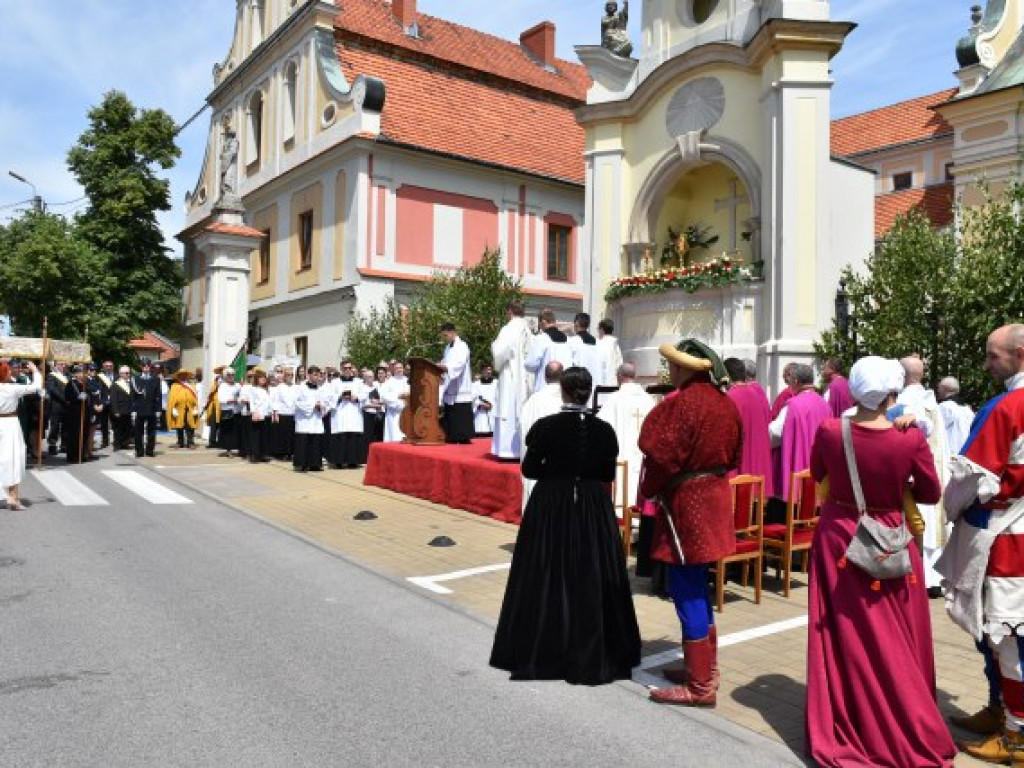 Tłumy sandomierzan na procesji Bożego Ciała [zdjęcia]