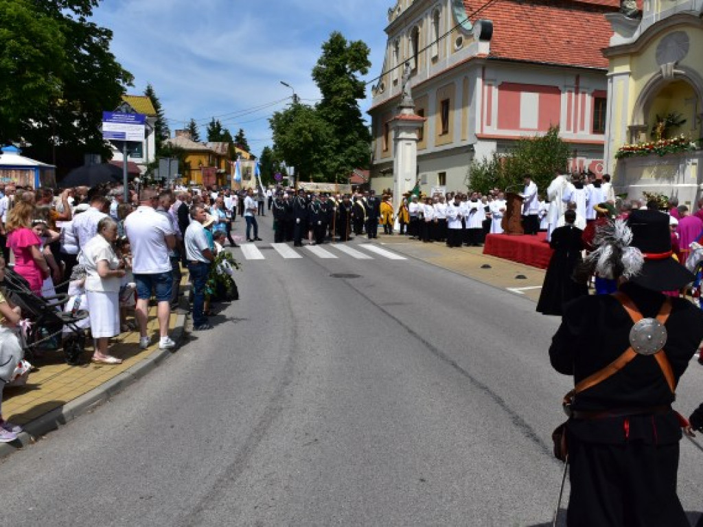 Tłumy sandomierzan na procesji Bożego Ciała [zdjęcia]
