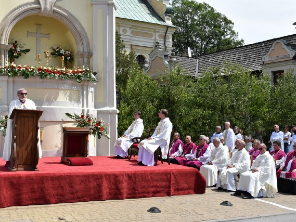 Tłumy sandomierzan na procesji Bożego Ciała [zdjęcia]