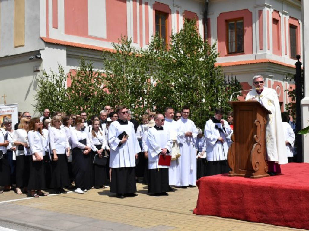 Tłumy sandomierzan na procesji Bożego Ciała [zdjęcia]