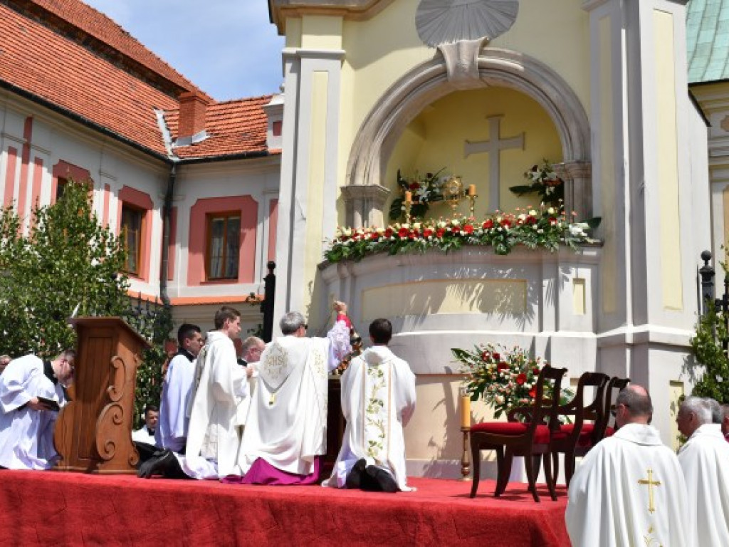 Tłumy sandomierzan na procesji Bożego Ciała [zdjęcia]