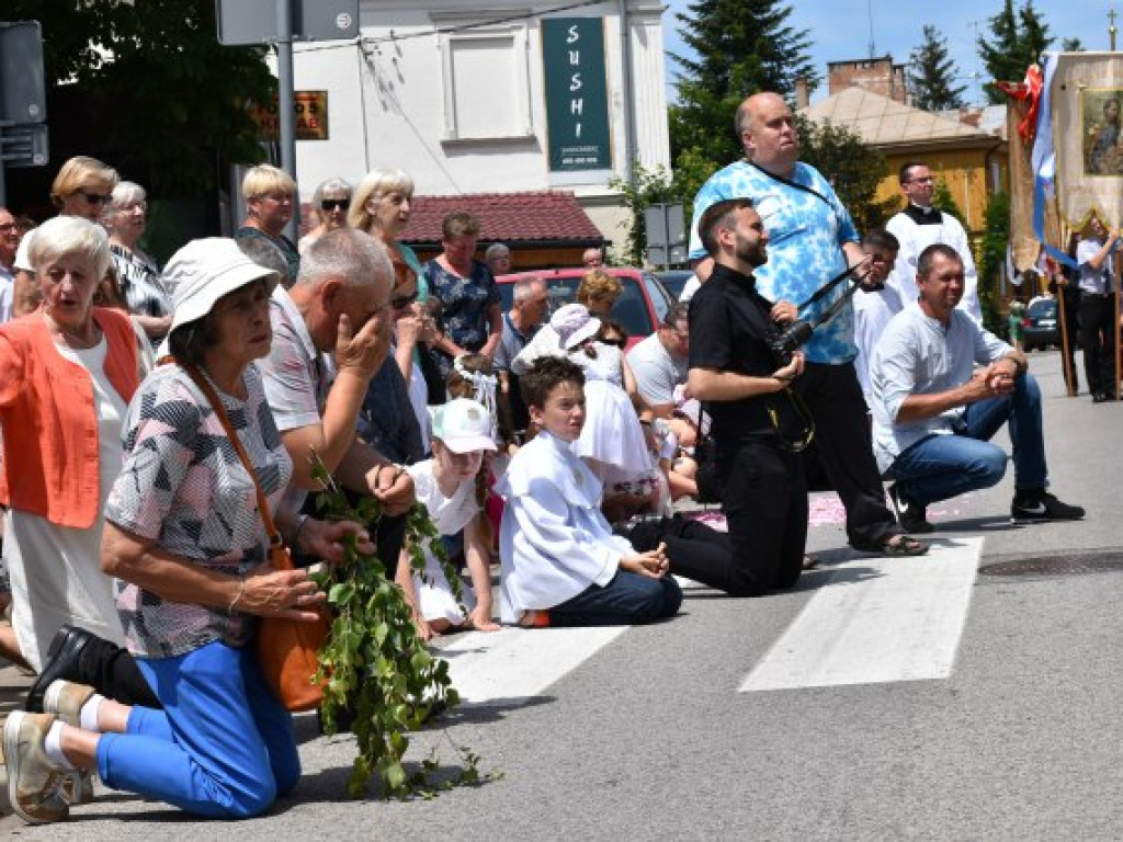 Tłumy sandomierzan na procesji Bożego Ciała [zdjęcia]