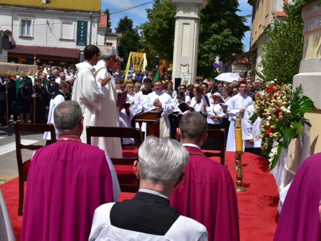 Tłumy sandomierzan na procesji Bożego Ciała [zdjęcia]