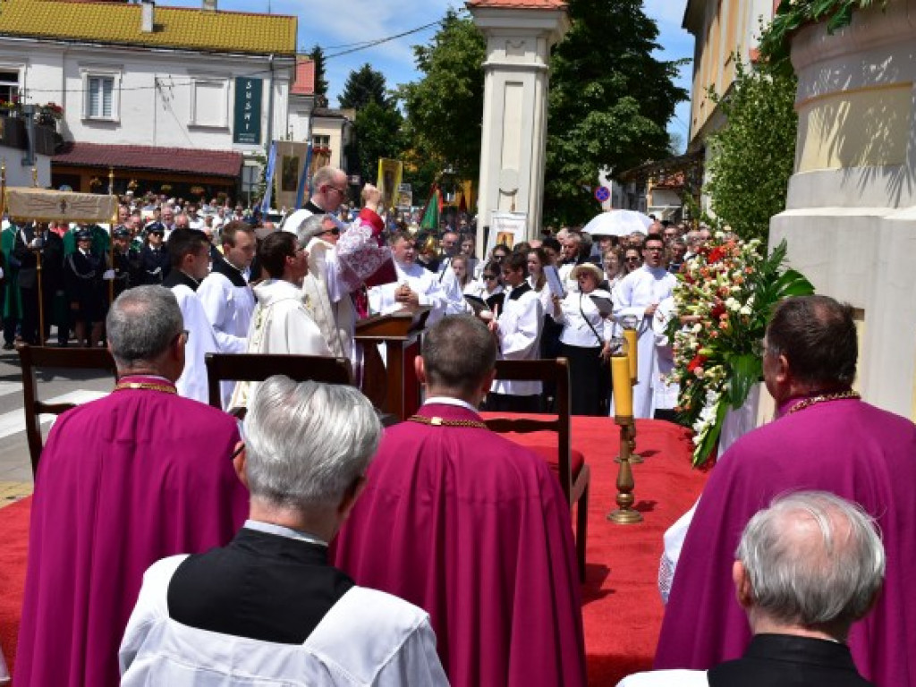 Tłumy sandomierzan na procesji Bożego Ciała [zdjęcia]