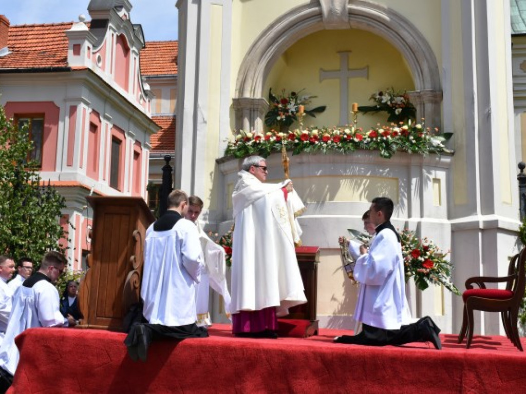 Tłumy sandomierzan na procesji Bożego Ciała [zdjęcia]
