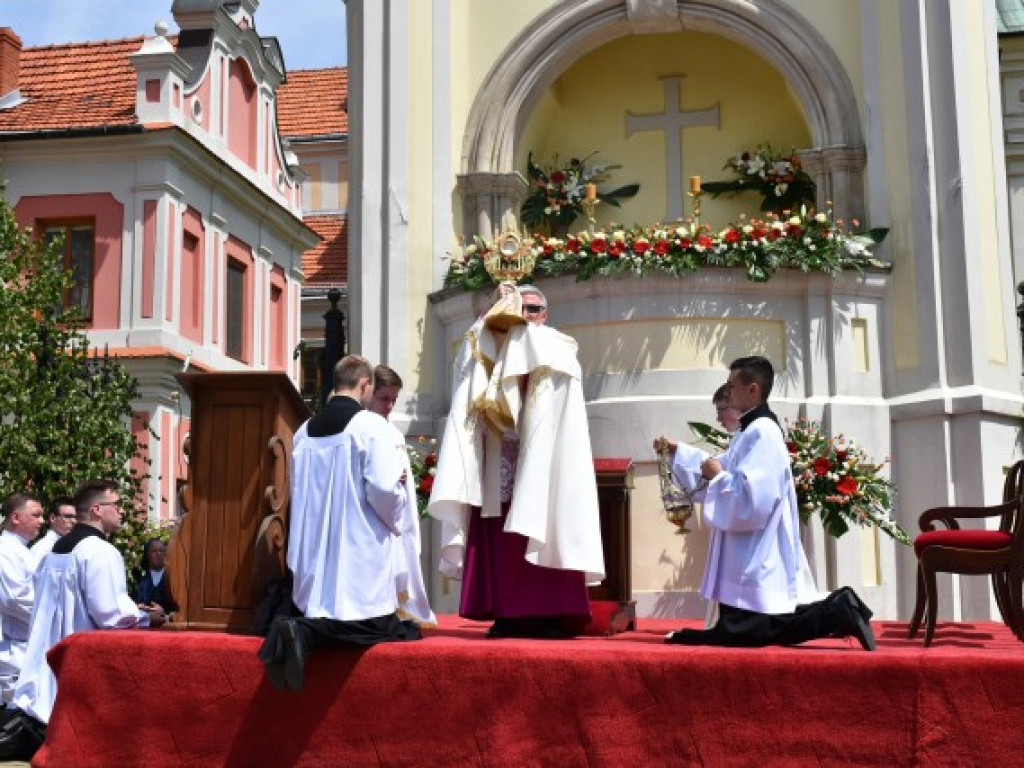 Tłumy sandomierzan na procesji Bożego Ciała [zdjęcia]