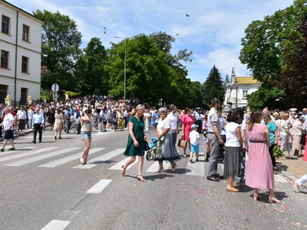 Tłumy sandomierzan na procesji Bożego Ciała [zdjęcia]