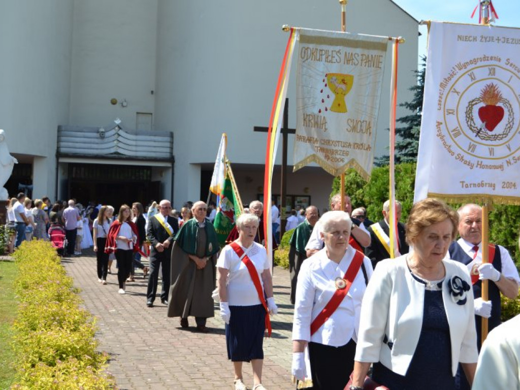 Tysięczny tłum na wspólnej procesji parafii pw. św. Barbary i Chrystusa Króla w Tarnobrzegu [zdjęcia]