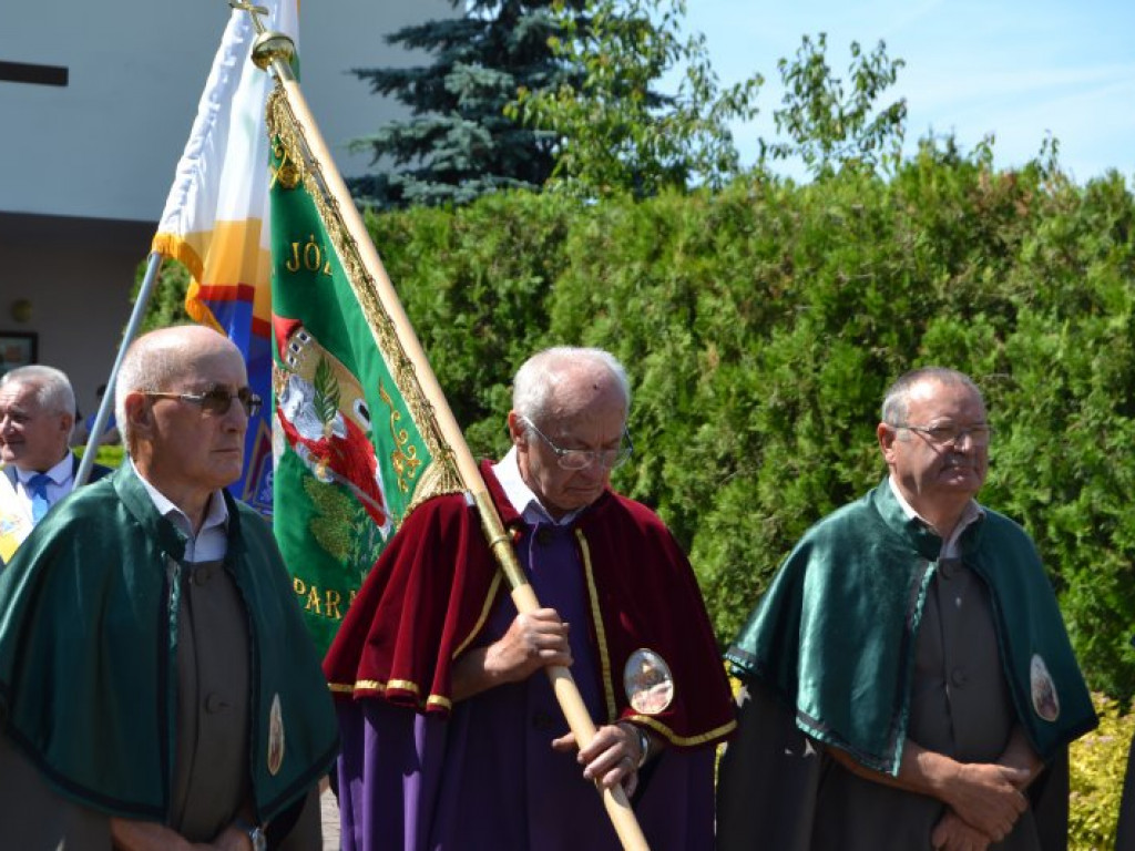 Tysięczny tłum na wspólnej procesji parafii pw. św. Barbary i Chrystusa Króla w Tarnobrzegu [zdjęcia]