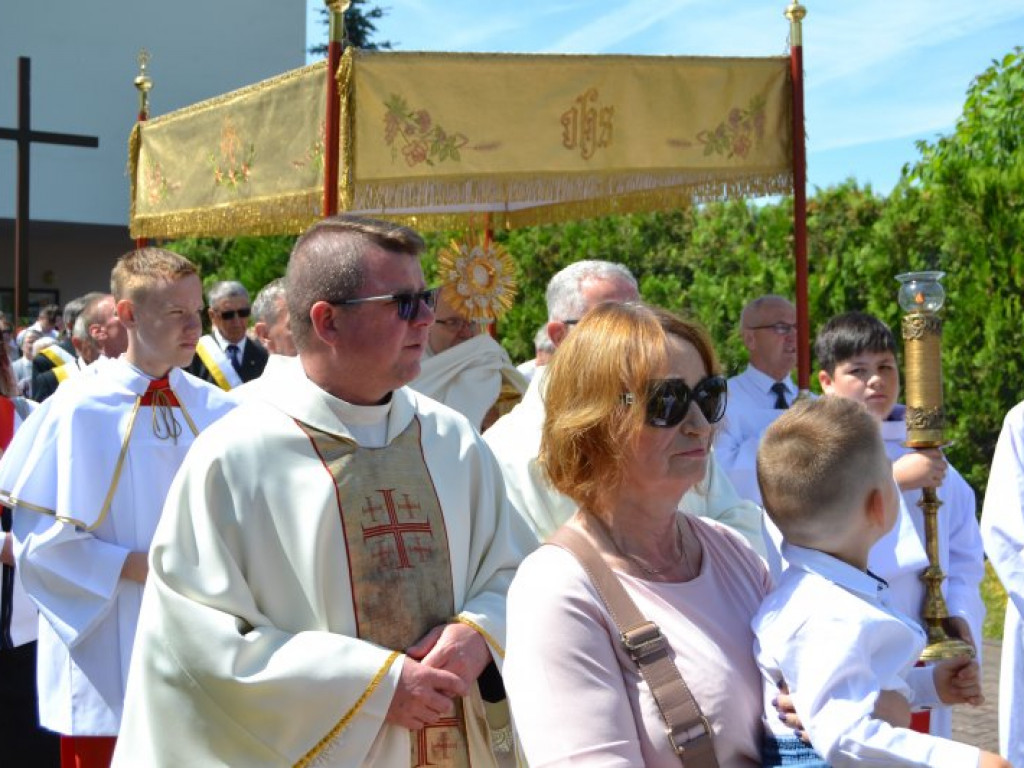 Tysięczny tłum na wspólnej procesji parafii pw. św. Barbary i Chrystusa Króla w Tarnobrzegu [zdjęcia]