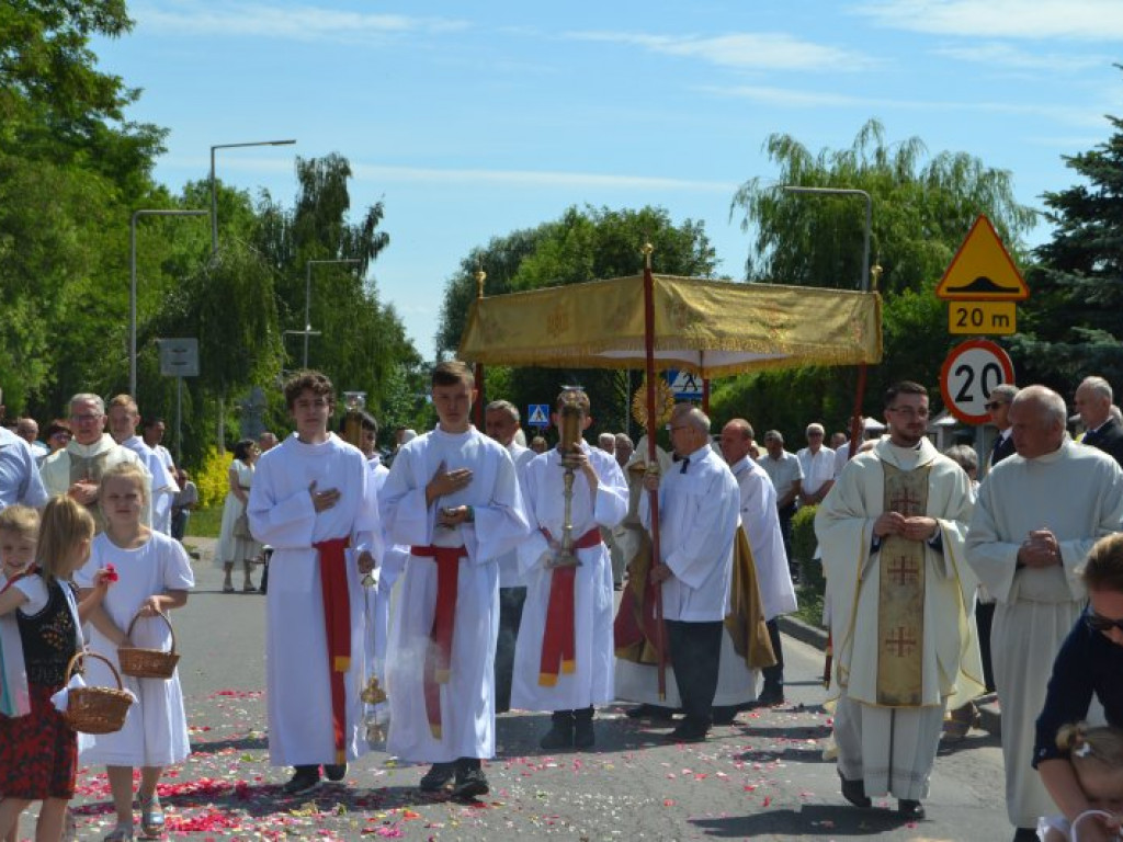 Tysięczny tłum na wspólnej procesji parafii pw. św. Barbary i Chrystusa Króla w Tarnobrzegu [zdjęcia]