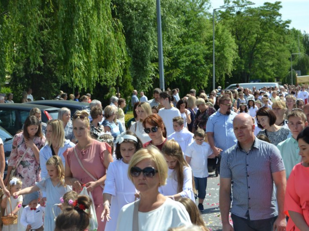 Tysięczny tłum na wspólnej procesji parafii pw. św. Barbary i Chrystusa Króla w Tarnobrzegu [zdjęcia]