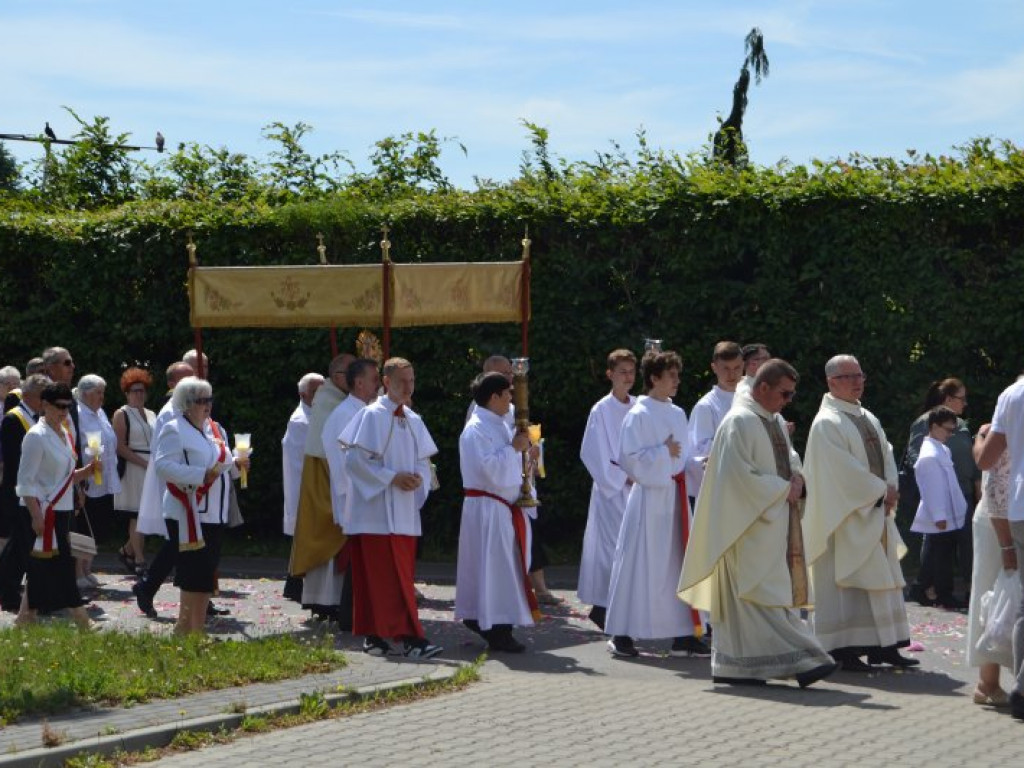 Tysięczny tłum na wspólnej procesji parafii pw. św. Barbary i Chrystusa Króla w Tarnobrzegu [zdjęcia]