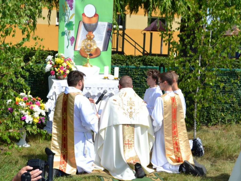 Tysięczny tłum na wspólnej procesji parafii pw. św. Barbary i Chrystusa Króla w Tarnobrzegu [zdjęcia]